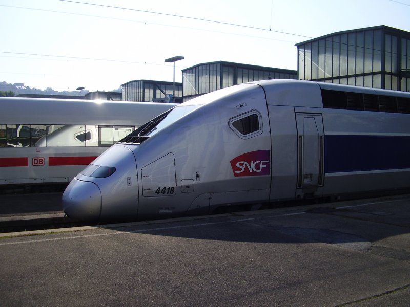 TGV POS 4418 in Stuttgart Hbf am 28.09.2008. Nach Ankunft des TGV 9571 gegen 11:00Uhr ergab sich diese tolle Spiegelung in einem ICE-1 auf dem Nachbargleis.