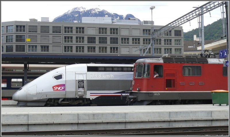 TGV POS 4419 (Weltrekordeinheit) und Re 4/4 II posieren in Chur. (25.05.2008)