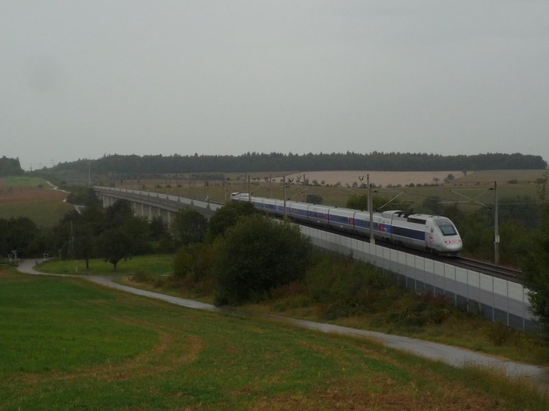 TGV-POS als TGV 9574 Stuttgart Hbf - Paris-Est auf der Bauerbach-Talbrcke. 04.09.09