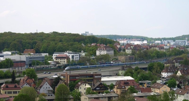 TGV POS Garnitur, aus Paris kommend, durchf�hrt Stuttgart-Zuffenhausen auf dem Weg zum Hauptbahnhof Stuttgart. 26.04.2009