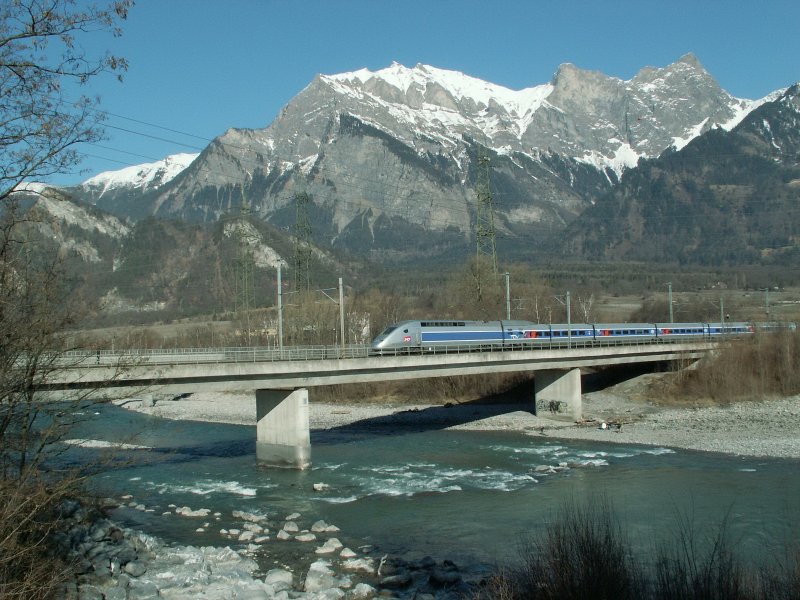 TGV POS Lyria Paris-Est-Chur am 09.02.08 auf der Rheinbr�cke bei Bad Ragaz