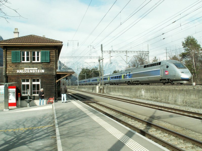 TGV POS Paris-Chur  rauscht (diesmal pnktlich)an der RhB Station Haldenstein vorbei und wird in wenigen Sekunden den Endbahnhof Chur erreichen.07.03.09