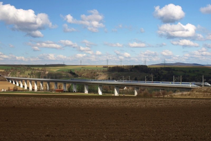 TGV POS Testfahrten fr die Zulassung zur Doppeltraktion auf der Schnellfahrstrecke Stuttgart-Mannheim, hier auf der Enztalbrcke. 22.03.2009