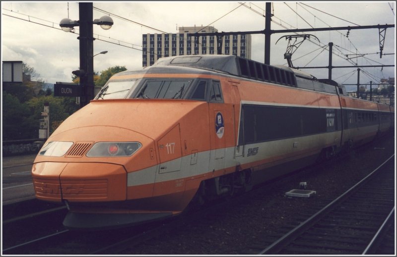 TGV Sued-Est 117 verlsst den Bahnhof Dijon. (Archiv 10/99)