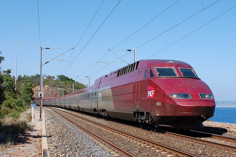 TGV Thalys 4531 am 28.06.2007 gegen 16:15 Uhr im Pendelverkehr zwischen Marseille und Nizza wenige Kilometer nrdlich des Bahnhofes Anthor in Fahrtrichtung Marseille. In Frankreich ist der Linksverkehr bei den Eisenbahnen die Regel.