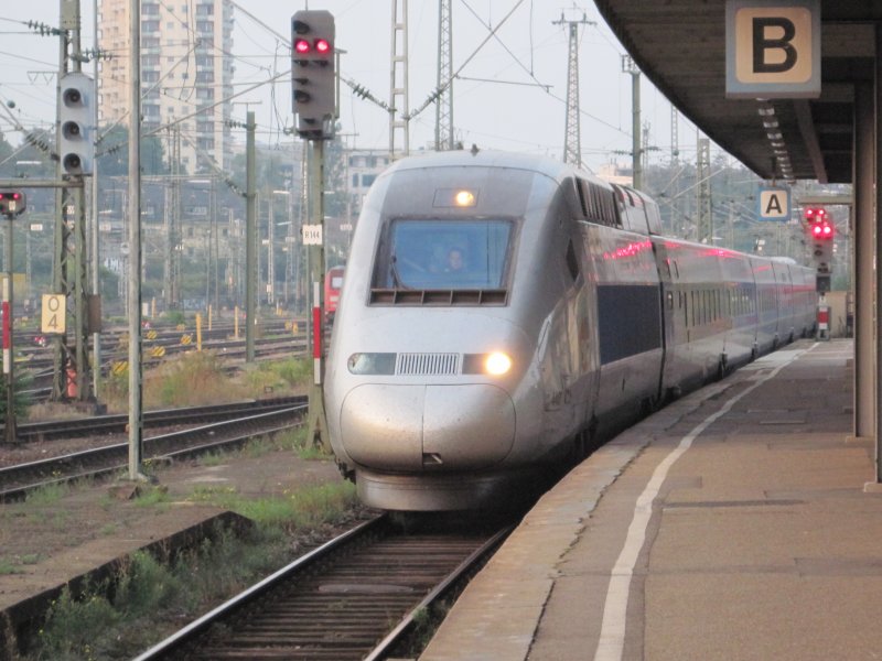 TGV-Triebwagen 4401 der SNCF fhrt als TGV 9575 von Paris Est - Strasburg - Karlsruhe Hbf - Stuttgart Hbf - Ulm Hbf - Augsburg Hbf nach Mnchen Hbf. Aufgenommen im Hauptbahnhof Stuttgart am 19.9.2009

