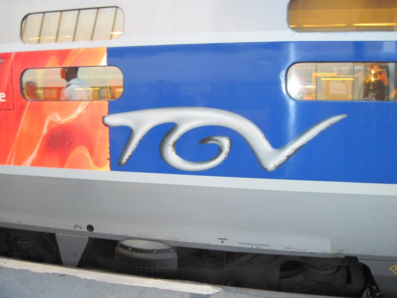 TGV-Triebwagen 4401 der SNCF fhrt als TGV 9575 von Paris Est - Strasburg - Karlsruhe Hbf - Stuttgart Hbf - Ulm Hbf - Augsburg Hbf nach Mnchen Hbf. Aufgenommen im Hauptbahnhof Stuttgart am 19.9.2009
