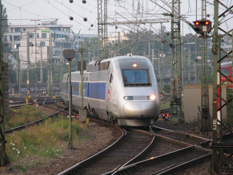 TGV-Triebwagen 4401 der SNCF fhrt als TGV 9575 von Paris Est - Strasburg - Karlsruhe Hbf - Stuttgart Hbf - Ulm Hbf - Augsburg Hbf nach Mnchen Hbf. Aufgenommen im Hauptbahnhof Stuttgart am 19.9.2009 