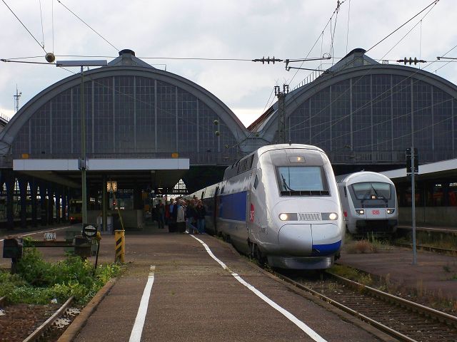 TGV-Triebwagen 4409 der SNCF fhrt als TGV 9575 nach Mnchen Hbf. Aufgenommen im Hauptbahnhof Karlsruhe am 14.9.2009
