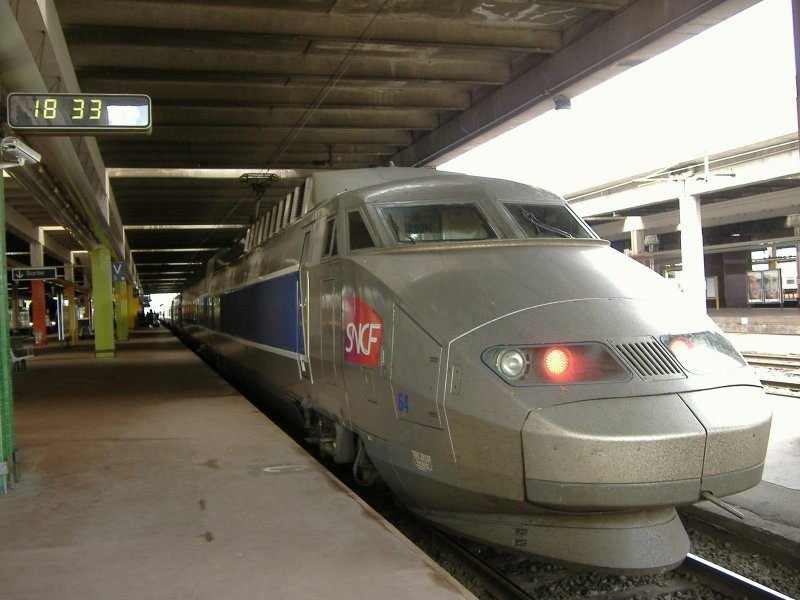 TGV Typ Sud-Est (PSE) Rame 64. 
TGV-Zug der 1. Generation. Der Triebkopf hier trgt die Fahrzeugnummer TGV 23128.

Der Zug hat hier aus Paris kommend gerade Metz erreicht.

27.05.2006 Metz
 