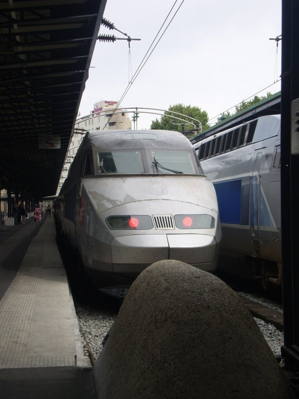 TGV wird in wenigen minuten Paris-Est verlassen um dem Ziel Strasbourg engegen zu fahren. 