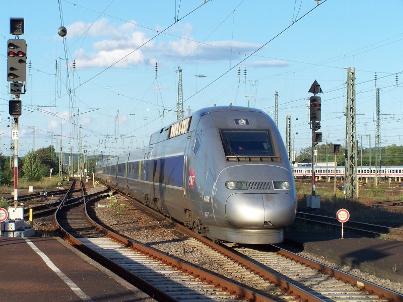 TGV9570 aus Stuttgart auf dem Weg nach Paris Est ist am Abend des 16.08.07 bei der Einfahrt des Bahnhofs Karlsruhe Hbf