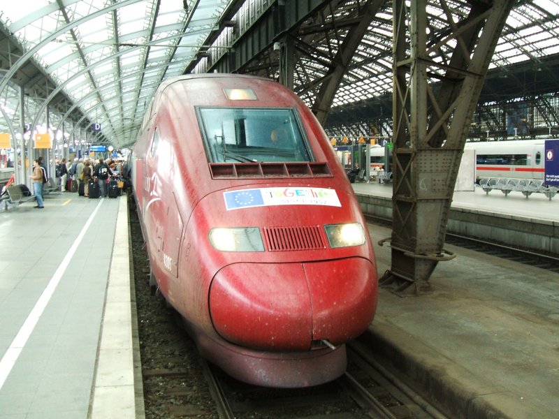 THA 9436  Thalys  bei der Einfahrt in Kln Hbf.,rechts im Bild
der ICE 3 nach Mnchen.(01.09.2007)