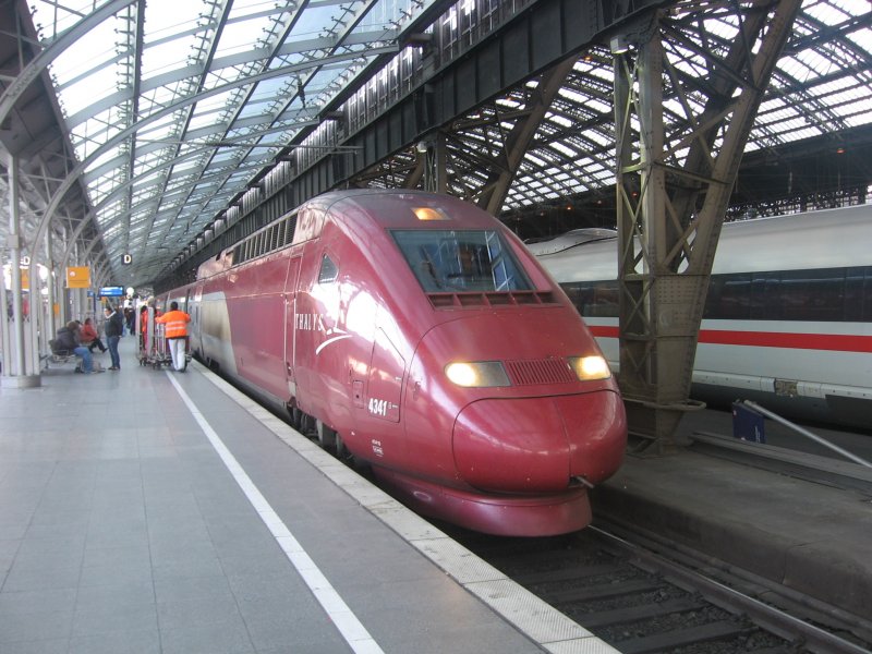 THA 9460 steht in Kln Hbf auf Gleis 8 zur Abfahrt bereit nach Paris Nord ber Lttich/Brssel (18.03.07)