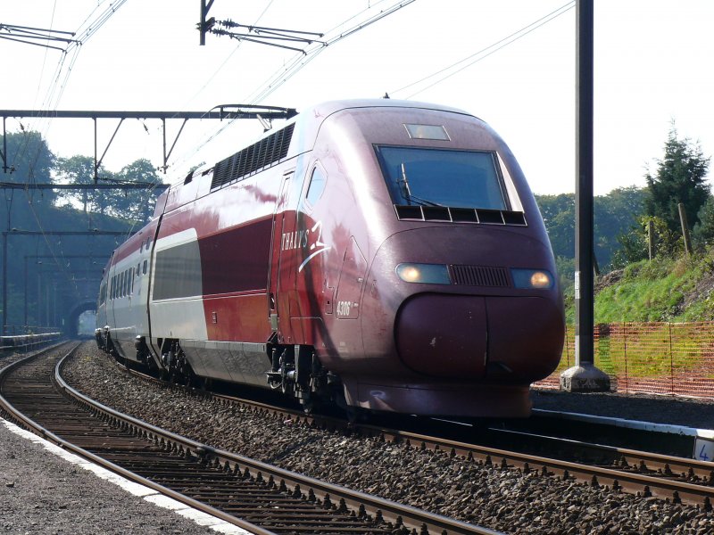 Thalys 4306 Paris - Kln fhrt noch auf der alten Strecke im Schneckentempo durchs kurvengeprgte Wesertal in Richtung Aachen.
Der Zug befindet sich noch auf dem Viadukt von Dolhain, whrend sich der Triebkopf langsam der Haltestelle (aber nicht fr Hochgeschwindigkeitszge) Dolhain-Gileppe nhert. Aufgenommen am 28/09/2008. 