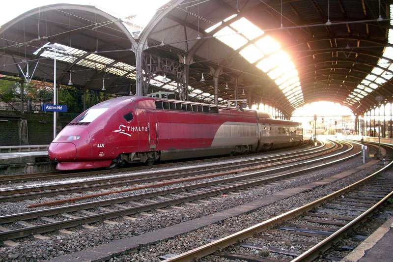 Thalys steht in Aachen Hbf und wartet auf die weiterfahrt.