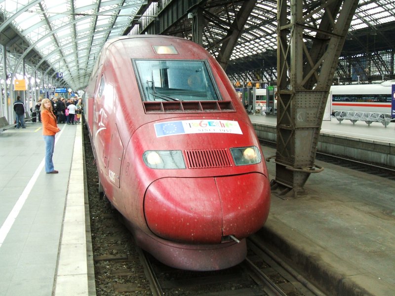 THALYS  TK 4305 mit Europa Werbung kurz vor der Ausfahrt in
Kln Hbf.,Plauderstndchen mit dem TF mglich.(01.09.2007)