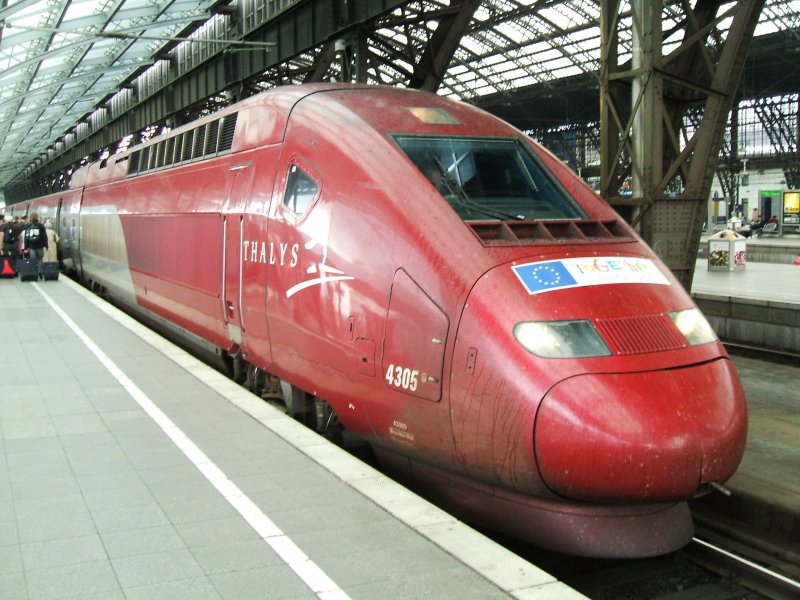 Thalys TK Nr.4305,die Fahrgste steigen,geht etwas langsam wil Sie erst Ihr Gepck im Stauraum des Wagens verstauen und dann erst zu den reservierten Pltzen gehen,dadurch verzgert sich wieder die Abfahrt um 10 Minuten,die Reise geht dann in Richtung Paris Nord.(01.09.2007)   