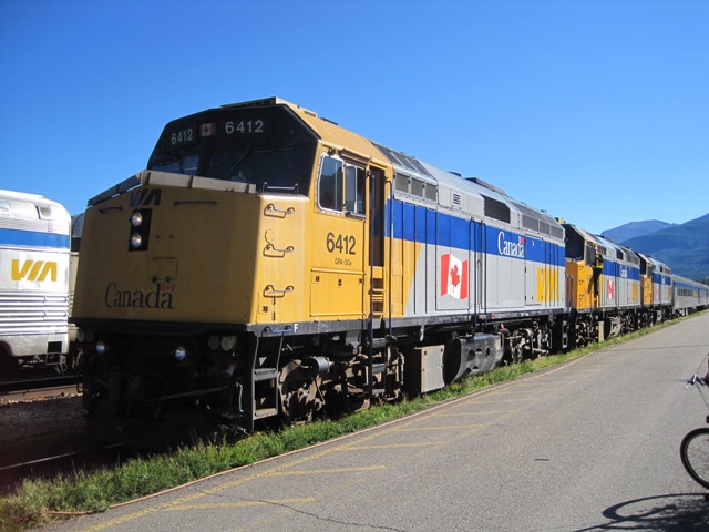  The Canadian  mit den Loks 6412, 6427 und 6404 unterwegs Richtung
Toronto im Banhof Jasper. Lok 6412 wurde hier weggestellt.