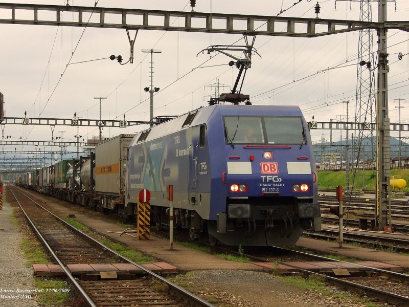 The DB BR 152 137-6 wait the permission to start with a TEC train from Italy to Germany.