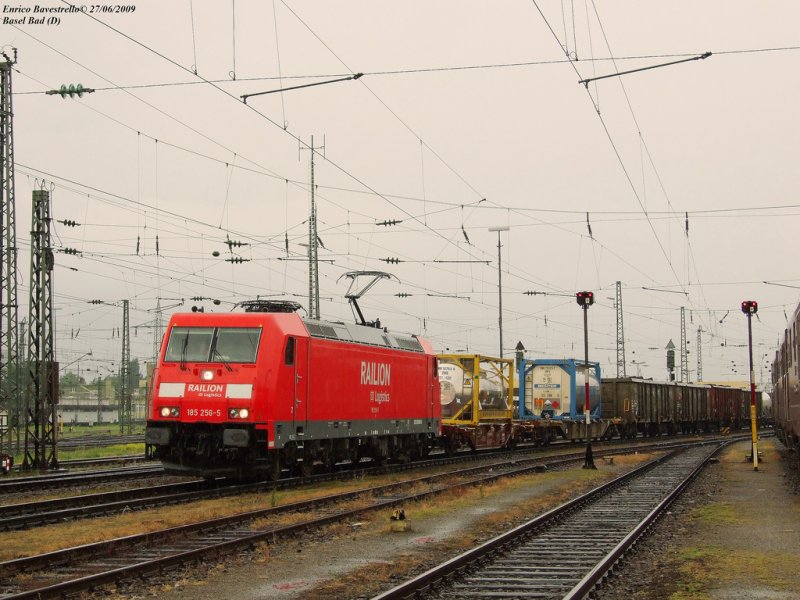 The DB BR185-256 transit in Basel Bad train station with a Freight Train to Germany.