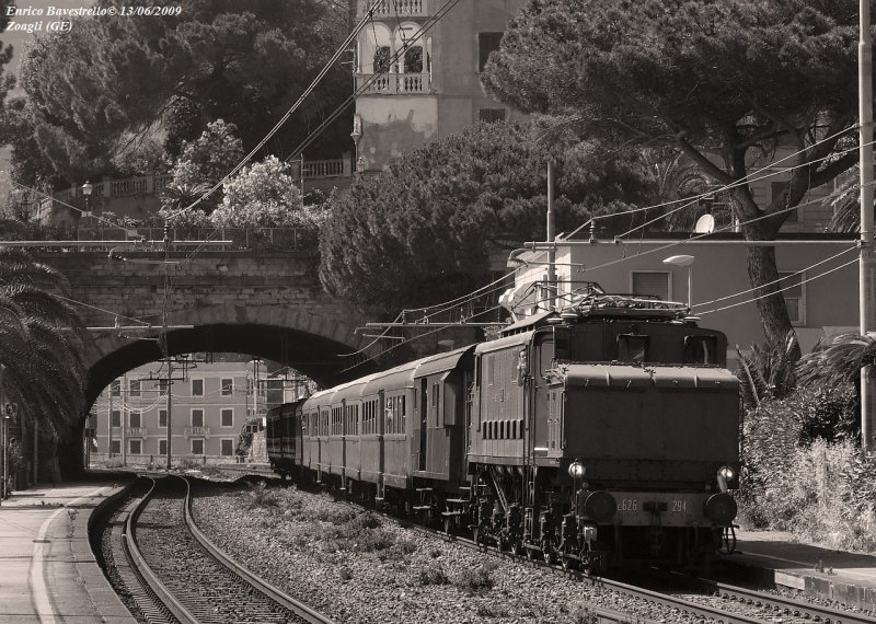 The E626-294 transit in Zoagli station(Genoa-Italy) with a Special train to La Spezia Centrale.