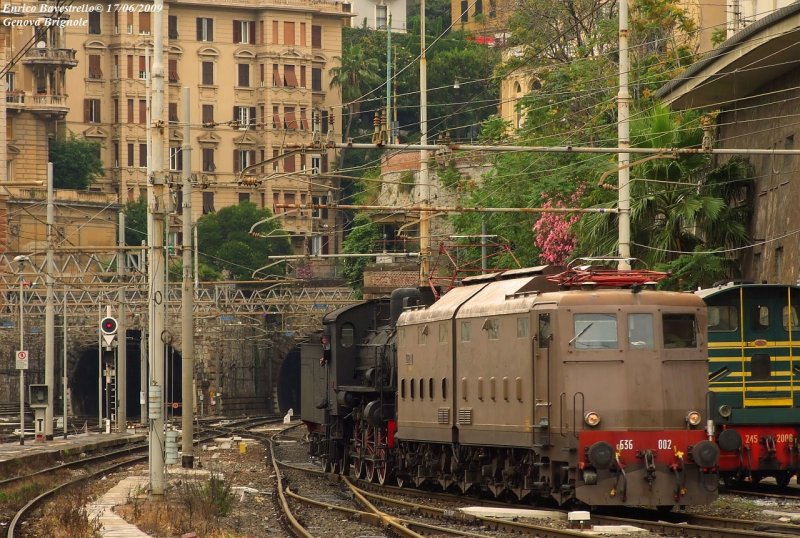 The FS E636-002 transit in Genova Brignole station with a steam locomotive from Torino to Pistoia. 