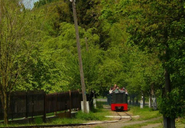 The P5 engine is climbing a long slope in the hot summer.