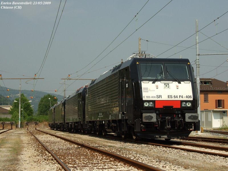 The SBB Cargo Italia E189-406 (3KV only) is parked in Chiasso Station.