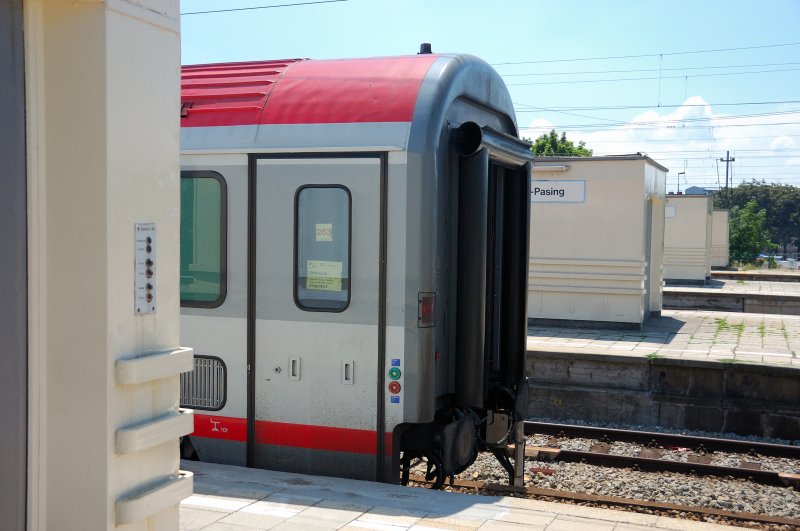  The Train is Pas(s)ing ...  
(02.07.08, man beachte das Zuglaufschild)