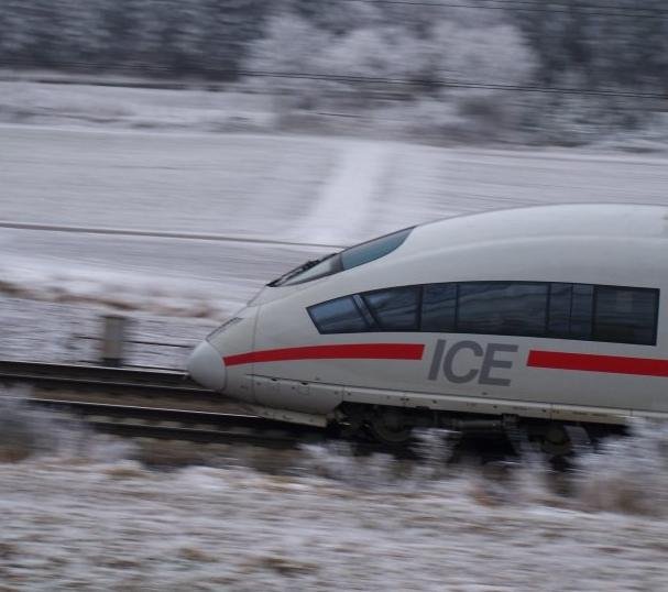  The withe Nose ICE  auf der Fahrt von Mnchen Hbf nach Dortmund Hbf. Aufgenommen am 27.Dezember 2007 bei Lonsee.