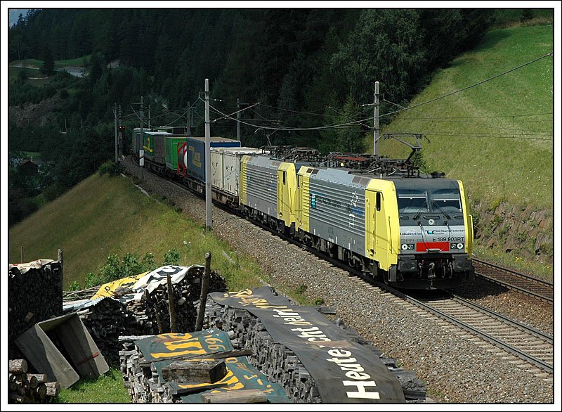 Theaterbeleuchtung wie sie im Buche steht. Lokomotion 189er Tandem angefhrt von 189 903 bei der Bergfahrt der Brenner Nordrampe aufgenommen im Bereich der Gemeinde Wolf am 27.7.2007.