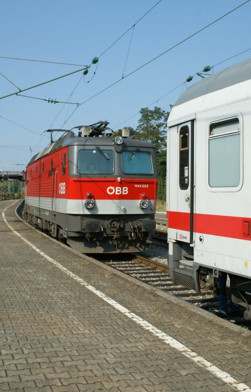 Thema Bahnsteigbilder (I): Die 1144 203 bernimmt in Lindau den IC 119 von Dortmund zur Weiterfahrt nach Innsbruck. 
(10. Sept. 2009)
