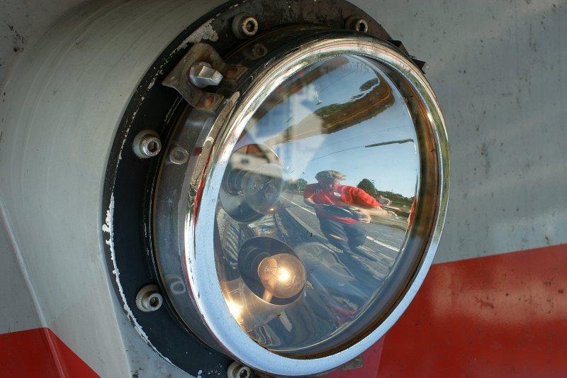 Thema Bahnsteigbilder (V): Und da des Fotografen Finger es noch weiter juckte den Auslseknopf zu bettigen, hier noch ein Selbstportrt von mir...
So Variantenreich knnen Bahnsteigbilder sein!