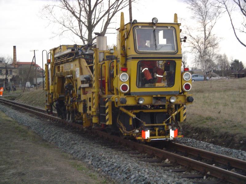 Theurer & Prasser 08-75/4ZW beim Bearbeiten des Gleisbettes am Haltepunkt Olbersdorf-Niederdorf im Mai 2004.