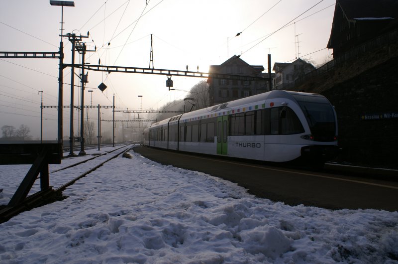 Thrurbo GTW RABDe 526708 vrschwindet an einem Wintermorgen am 03.02.2006 im Morgennebel. Bahnhof Liechtensteig (CH).
Erbauer Stadler /ABB 2003 - 2006/ KW800 / 63t / 140kmh/