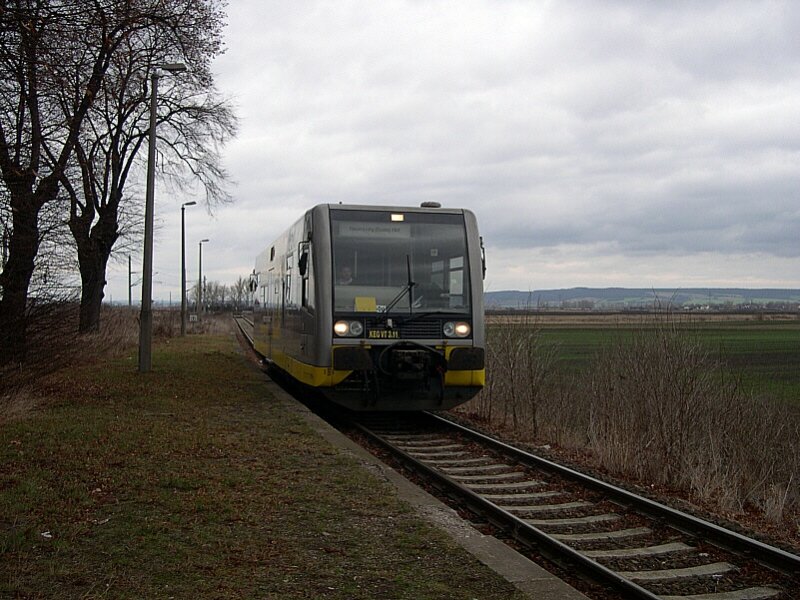 Th�ringen 2005 - Hier fahren heute keine Z�ge mehr! VT 3.11 der ehemaligen Karsdorfer Eisenbahngesellschaft kommt am 07.01.2005 aus Artern gefahren und will uns nach Ro�leben bringen. Mit uns waren insgesamt noch genau zwei weitere Fahrg�ste im Zug! Die Triebwagen selbst wurden nach der Insolvenz der KEG von der Deutschan Bahn AG �bernommen. Da mir die Baureihe entfallen ist, hab ich diese Blechdose mal bei der BR 672 einsortiert.