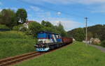 Die 743 010 mit kurzem Güterzug als Übergabe Mn 84041 von Chrastava nach Liberec konnte am 10.05.2024 eingefangen werden am Haltepunkt Andelska Hora