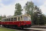 Der 2. von viele 'Brotbüchse' M152 0002, steht am 11 Mai 2024 als Exponat ins Eisenbahnmuseum von LUzna u Rakovnika und spielt während das Dampfwochenende eher ein Bewirolle.