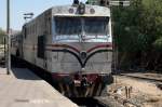 Fernreisezug aus Kairo bei der Einfahrt in den Bahnhof Assuan (gypten)