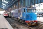 Henschel-Lok 3166 am Abend des 15.04.09 im Bahnhof Alexandria. Daneben der Turbotrain kurz vor der Abfahrt nach Kairo.