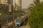 Ein U-Bahn-Fahrzeug der Metrolinie 1 in Kairo fährt gleich in den Bahnhof ein.
