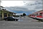 Abends um 18.00 Uhr ist der Bahnhof Shkoder abgeriegelt, da ja keine Züge mehr fahren. Man verwies mich auf den Personaleingang, um auf den Bahnsteig zu gelangen. Bahnpersonal ist trotz Feierabend immer noch da und pflegt zB den eigenen Mercedes. (16.07.2019)