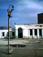Bahnhofsgebaäude von Elbasan vom Bahnsteig aus gesehen im Jahr 2004.