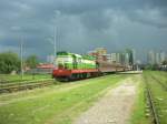 HSH T669 1042 mit Zug 38 nach Elbasan in Tirana am 29.4.09.
Dieser Zug wird aus drei ehem. FS-Wagen gebildet.
Die dahinter stehenden Wagen sind die Garnitur fr den Zug nach Vlora.