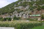 Zug 09 mit T669.1054, diesmal am 7.9.14 wieder in dem Halb-Tunnel östlich von Elbasan. Diesmal von der parallel führenden Straße aus aufgenommen.