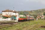 Die wenigen in Albanien noch verkehrenden Personenzügen bestehen aus „Hummeln“ aus Tschechien sowie „y-Wagen“ aus Deutschland. T669 1059 mit Personenzug am 21.05.2015 bei Rrogozhine.