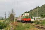 Die wenigen in Albanien noch verkehrenden Personenzügen bestehen aus „Hummeln“ aus Tschechien sowie „y-Wagen“ aus Deutschland. T669 1059 mit Personenzug am 21.05.2015 bei Peqin.