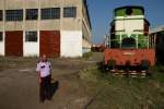 Hier das Depot in der albanischen Eisenbahn in der Hafenstadt Dürres bei Tirana. 
T669-1037 aus dem Jahre 1979. Links im Bild mein Führer von der Sicherheit, welcher mir alle Loks und den Schrott zeigte.