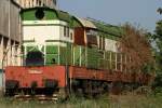 Hier das Depot in der albanischen Eisenbahn in der Hafenstadt Dürres bei Tirana. T669-1037 aus dem Jahre 1979. Schon lange wurde hier nichts mehr bewegt, wie der Busch am Ende der Lok zeigt. Bild vom 6.7.15.